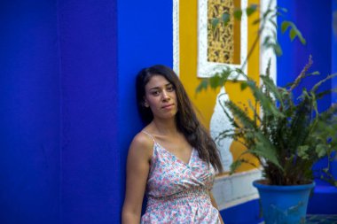 Fas 'ın Majorelle Bahçesi olarak bilinen Marakeş' in ünlü botanik bahçesinde her yıl milyonlarca turistin ziyaret edeceği mavi mimarideki turist..