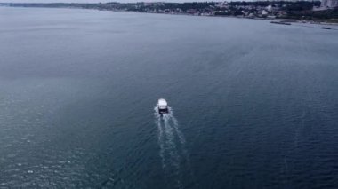 Güzel bir yaz gününde, yattan gökyüzüne doğru uçan hava görüntüleri sakin sularda yavaşça ilerler.
