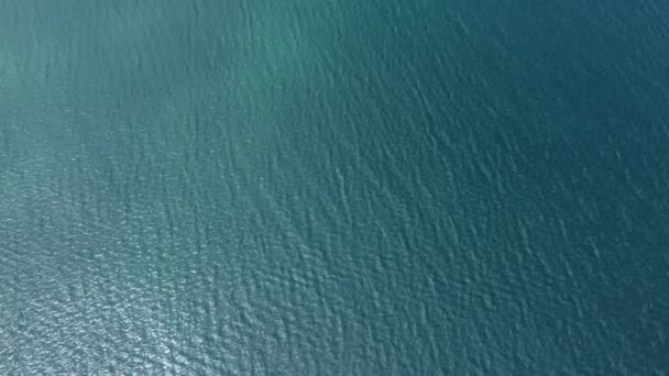 Vue Aérienne Haut Vers Bas Une Surface Eau Bleue Ondulant — Video