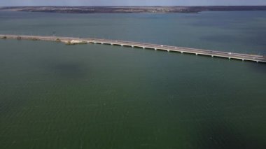 Ukrayna yollarındaki karayolu köprüsünün hava görüntüsü.