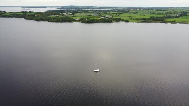 Вид Безпілотника Білий Човен Рухається Озері Біля Зеленого Поля — стокове відео