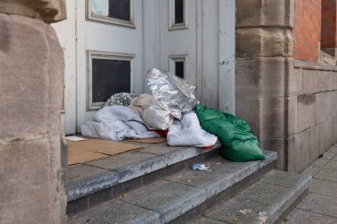 Evsizler için yatak ve eşyalar şehir merkezinin kapısına bırakılmış.