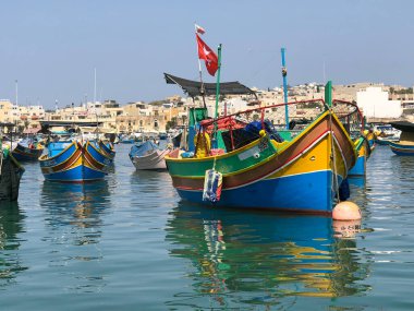 Parlak renkli Malta balıkçı tekneleri limana yanaştı  