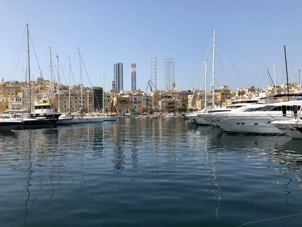 Malta Valletta limanında demirli lüks yatlar   