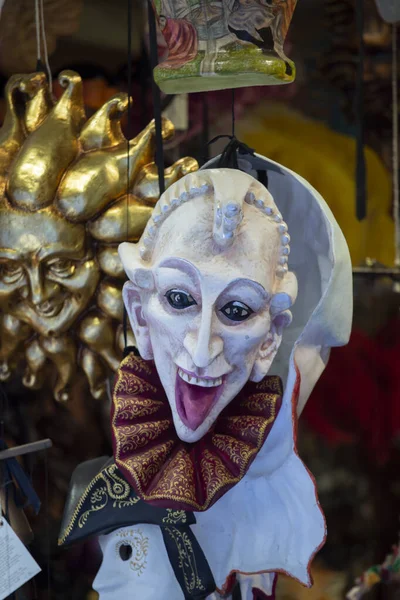 Ayrıntıları ve renkleri gösteren Venedik maskesini kapat