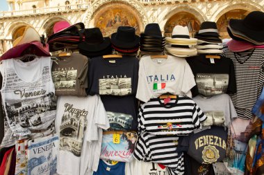  St. Marks Meydanı 'ndaki sokak tezgahlarında her yıl Venedik' e akın eden turistlere yönelik maske, tişört ve şapkalar satılıyor.  