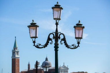  Arka planda Campanile di San Marco ile rıhtımda geleneksel ışıklandırma