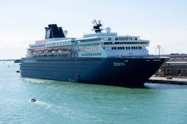 Venedik 'e günlük olarak inen büyük yolcu gemileri gemiden sahile su taksisiyle gelen istekli turistleri de beraberinde getiriyor. 