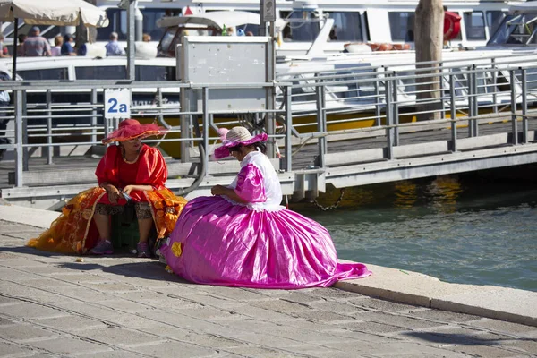  St. Marks Meydanı 'ndaki geleneksel kostümlü sokak göstericileri ve her gün şehri ziyaret eden turist kalabalığını hedef alan liman kenti. 