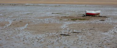 Sahilde yere çakılmış tek bir kayık.