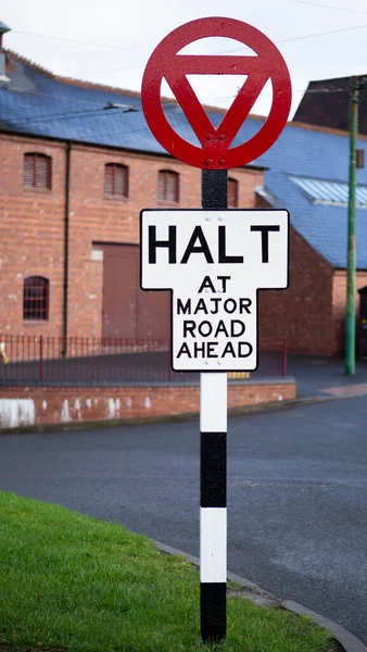 Eski model yol tabelası yol kavşağında durur