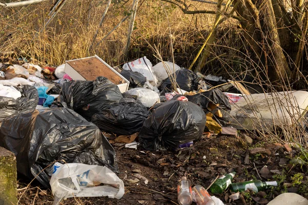 Yasa dışı yollarla bir yere atılmış çöp torbaları.