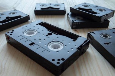 Eski tarz siyah video ve müzik kasetleri yukarıdaki eski teknolojiden çekilmiş.