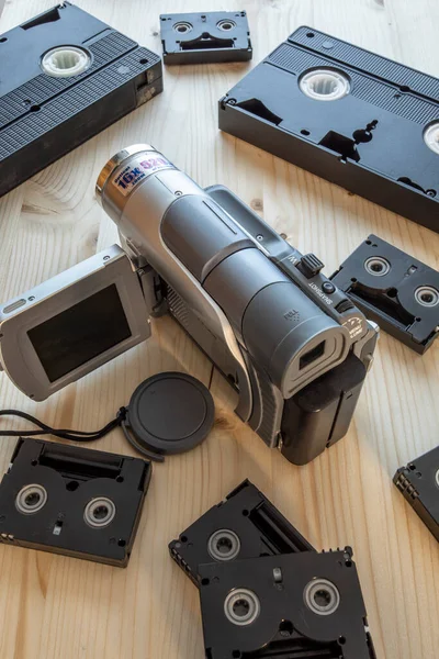 Eski tarz siyah video ve müzik kasetleri yukarıdaki eski teknolojiden çekilmiş.