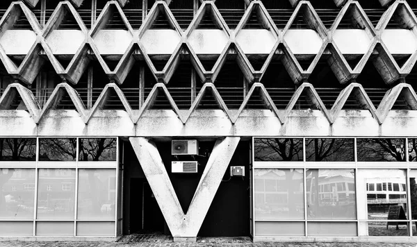 Svart Och Vitt Framför Abstrakt Flervåningsparkering Byggnad — Stockfoto