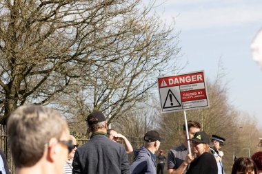  Walley taş ocağı atık sahasının dışında gösteri yapan protestocular Silverdale, Personel. Bölge, zehirli kokan hidrojen sülfür ile kaplandı. Bu da halkın sağlığını etkiliyor ve insanların evlerine giriyor. Bu yüzden 