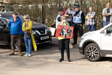  Walley taş ocağı atık sahasının dışında gösteri yapan protestocular Silverdale, Personel. Bölge, zehirli kokan hidrojen sülfür ile kaplandı. Bu da halkın sağlığını etkiliyor ve insanların evlerine giriyor. Bu yüzden 