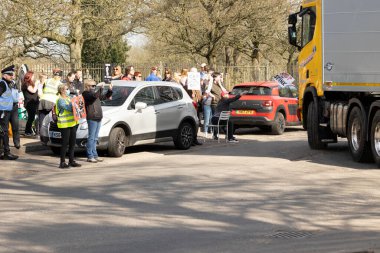  Walley taş ocağı atık sahasının dışında gösteri yapan protestocular Silverdale, Personel. Bölge, zehirli kokan hidrojen sülfür ile kaplandı. Bu da halkın sağlığını etkiliyor ve insanların evlerine giriyor. Bu yüzden 