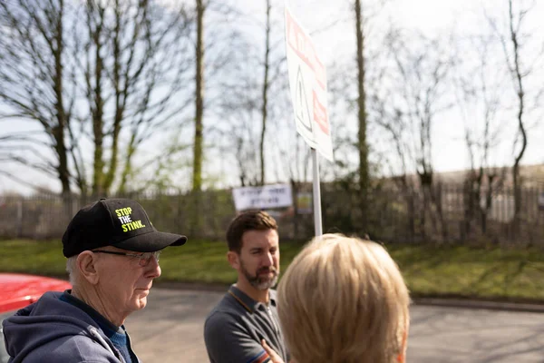  Walley taş ocağı atık sahasının dışında gösteri yapan protestocular Silverdale, Personel. Bölge, zehirli kokan hidrojen sülfür ile kaplandı. Bu da halkın sağlığını etkiliyor ve insanların evlerine giriyor. Bu yüzden 