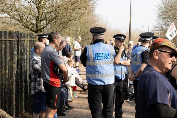  Walley taş ocağı atık sahasının dışında gösteri yapan protestocular Silverdale, Personel. Bölge, zehirli kokan hidrojen sülfür ile kaplandı. Bu da halkın sağlığını etkiliyor ve insanların evlerine giriyor. Bu yüzden 
