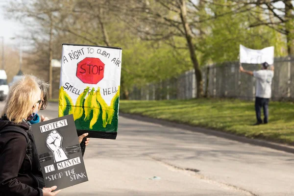  Walley taş ocağı atık sahasının dışında gösteri yapan protestocular Silverdale, Personel. Bölge, zehirli kokan hidrojen sülfür ile kaplandı. Bu da halkın sağlığını etkiliyor ve insanların evlerine giriyor. Bu yüzden 