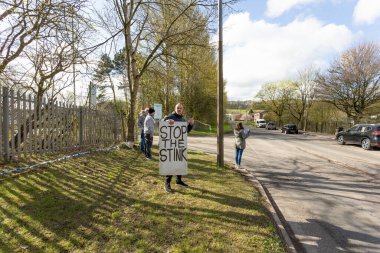  Walley taş ocağı atık sahasının dışında gösteri yapan protestocular Silverdale, Personel. Bölge, zehirli kokan hidrojen sülfür ile kaplandı. Bu da halkın sağlığını etkiliyor ve insanların evlerine giriyor. Bu yüzden 