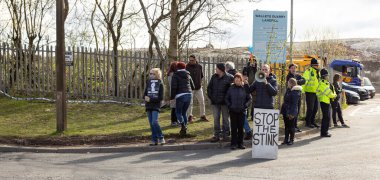  Walley taş ocağı atık sahasının dışında gösteri yapan protestocular Silverdale, Personel. Bölge, zehirli kokan hidrojen sülfür ile kaplandı. Bu da halkın sağlığını etkiliyor ve insanların evlerine giriyor. Bu yüzden 