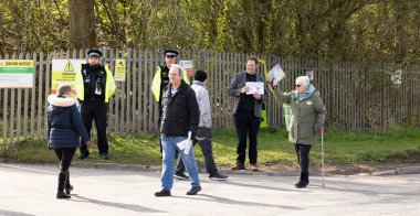  Walley taş ocağı atık sahasının dışında gösteri yapan protestocular Silverdale, Personel. Bölge, zehirli kokan hidrojen sülfür ile kaplandı. Bu da halkın sağlığını etkiliyor ve insanların evlerine giriyor. Bu yüzden 
