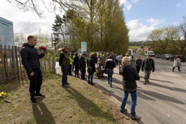  Walley taş ocağı atık sahasının dışında gösteri yapan protestocular Silverdale, Personel. Bölge, zehirli kokan hidrojen sülfür ile kaplandı. Bu da halkın sağlığını etkiliyor ve insanların evlerine giriyor. Bu yüzden 