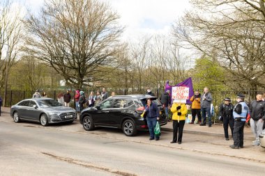  Walley taş ocağı atık sahasının dışında gösteri yapan protestocular Silverdale, Personel. Bölge, zehirli kokan hidrojen sülfür ile kaplandı. Bu da halkın sağlığını etkiliyor ve insanların evlerine giriyor. Bu yüzden 