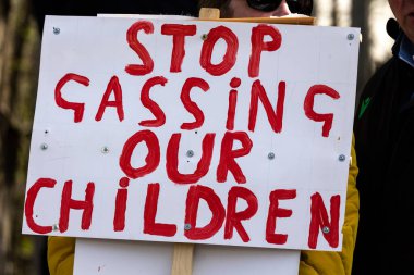  Walley taş ocağı atık sahasının dışında gösteri yapan protestocular Silverdale, Personel. Bölge, zehirli kokan hidrojen sülfür ile kaplandı. Bu da halkın sağlığını etkiliyor ve insanların evlerine giriyor. Bu yüzden 