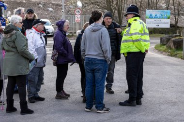  Walley taş ocağı atık sahasının dışında gösteri yapan protestocular Silverdale, Personel. Bölge, zehirli kokan hidrojen sülfür ile kaplandı. Bu da halkın sağlığını etkiliyor ve insanların evlerine giriyor. Bu yüzden 