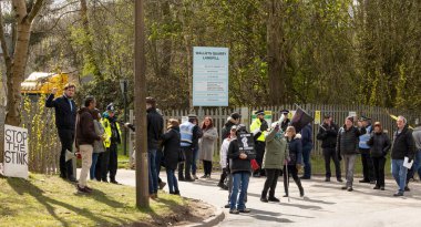 Walley taş ocağı atık sahasının dışında gösteri yapan protestocular Silverdale, Personel. Bölge, zehirli kokan hidrojen sülfür ile kaplandı. Bu da halkın sağlığını etkiliyor ve insanların evlerine giriyor. Bu yüzden 