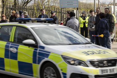  Walley taş ocağı atık sahasının dışında gösteri yapan protestocular Silverdale, Personel. Bölge, zehirli kokan hidrojen sülfür ile kaplandı. Bu da halkın sağlığını etkiliyor ve insanların evlerine giriyor. Bu yüzden 