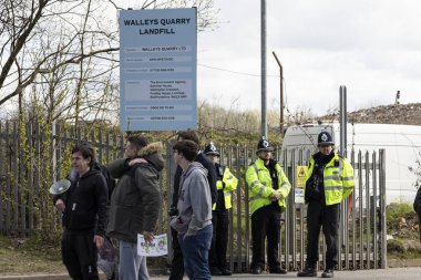  Walley taş ocağı atık sahasının dışında gösteri yapan protestocular Silverdale, Personel. Bölge, zehirli kokan hidrojen sülfür ile kaplandı. Bu da halkın sağlığını etkiliyor ve insanların evlerine giriyor. Bu yüzden 