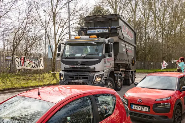  Walley taş ocağı atık sahasının dışında gösteri yapan protestocular Silverdale, Personel. Bölge, zehirli kokan hidrojen sülfür ile kaplandı. Bu da halkın sağlığını etkiliyor ve insanların evlerine giriyor. Bu yüzden 