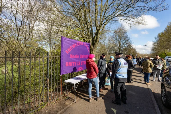  Walley taş ocağı atık sahasının dışında gösteri yapan protestocular Silverdale, Personel. Bölge, zehirli kokan hidrojen sülfür ile kaplandı. Bu da halkın sağlığını etkiliyor ve insanların evlerine giriyor. Bu yüzden 