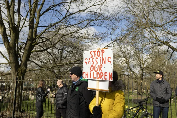  Walley taş ocağı atık sahasının dışında gösteri yapan protestocular Silverdale, Personel. Bölge, zehirli kokan hidrojen sülfür ile kaplandı. Bu da halkın sağlığını etkiliyor ve insanların evlerine giriyor. Bu yüzden 
