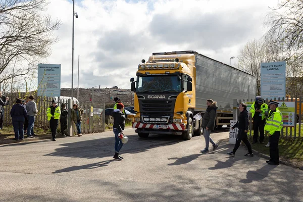  Walley taş ocağı atık sahasının dışında gösteri yapan protestocular Silverdale, Personel. Bölge, zehirli kokan hidrojen sülfür ile kaplandı. Bu da halkın sağlığını etkiliyor ve insanların evlerine giriyor. Bu yüzden 