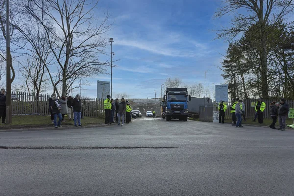  Walley taş ocağı atık sahasının dışında gösteri yapan protestocular Silverdale, Personel. Bölge, zehirli kokan hidrojen sülfür ile kaplandı. Bu da halkın sağlığını etkiliyor ve insanların evlerine giriyor. Bu yüzden 