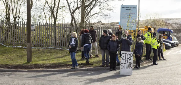  Walley taş ocağı atık sahasının dışında gösteri yapan protestocular Silverdale, Personel. Bölge, zehirli kokan hidrojen sülfür ile kaplandı. Bu da halkın sağlığını etkiliyor ve insanların evlerine giriyor. Bu yüzden 