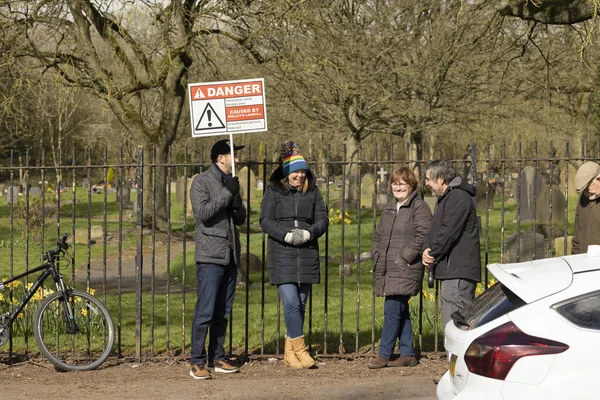  Walley taş ocağı atık sahasının dışında gösteri yapan protestocular Silverdale, Personel. Bölge, zehirli kokan hidrojen sülfür ile kaplandı. Bu da halkın sağlığını etkiliyor ve insanların evlerine giriyor. Bu yüzden 