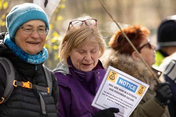  Walley taş ocağı atık sahasının dışında gösteri yapan protestocular Silverdale, Personel. Bölge, zehirli kokan hidrojen sülfür ile kaplandı. Bu da halkın sağlığını etkiliyor ve insanların evlerine giriyor. Bu yüzden 