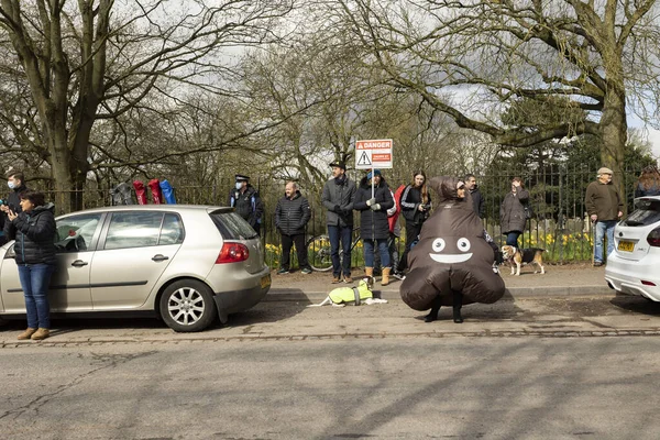  Walley taş ocağı atık sahasının dışında gösteri yapan protestocular Silverdale, Personel. Bölge, zehirli kokan hidrojen sülfür ile kaplandı. Bu da halkın sağlığını etkiliyor ve insanların evlerine giriyor. Bu yüzden 