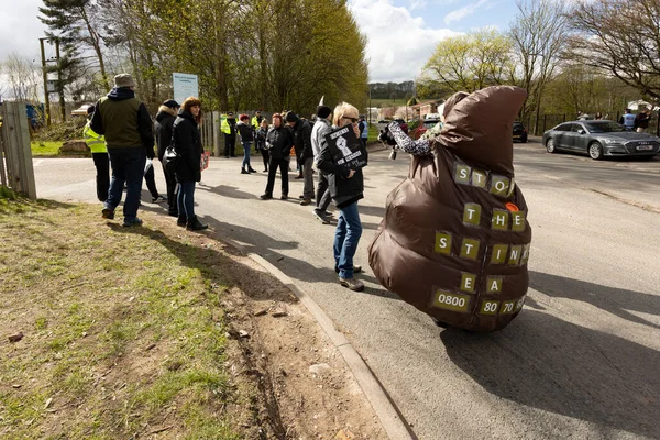  Walley taş ocağı atık sahasının dışında gösteri yapan protestocular Silverdale, Personel. Bölge, zehirli kokan hidrojen sülfür ile kaplandı. Bu da halkın sağlığını etkiliyor ve insanların evlerine giriyor. Bu yüzden 