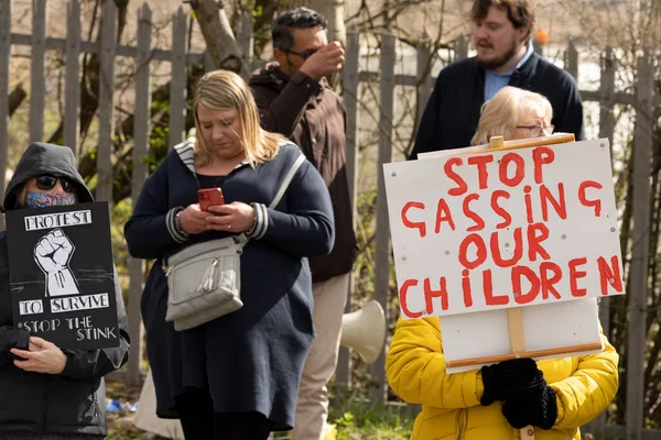  Walley taş ocağı atık sahasının dışında gösteri yapan protestocular Silverdale, Personel. Bölge, zehirli kokan hidrojen sülfür ile kaplandı. Bu da halkın sağlığını etkiliyor ve insanların evlerine giriyor. Bu yüzden 