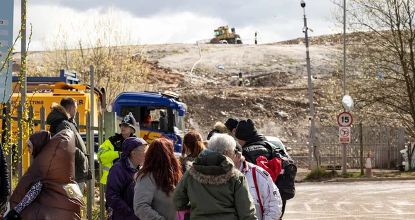  Walley taş ocağı atık sahasının dışında gösteri yapan protestocular Silverdale, Personel. Bölge, zehirli kokan hidrojen sülfür ile kaplandı. Bu da halkın sağlığını etkiliyor ve insanların evlerine giriyor. Bu yüzden 