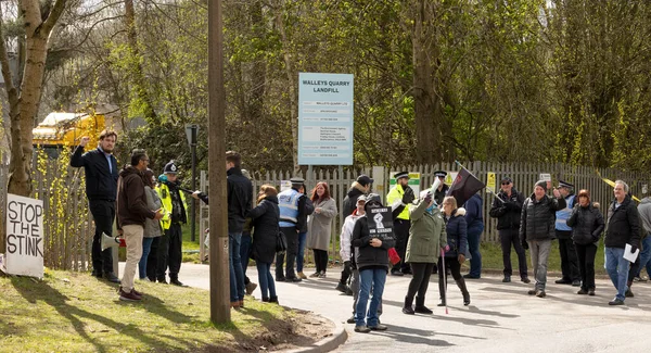  Walley taş ocağı atık sahasının dışında gösteri yapan protestocular Silverdale, Personel. Bölge, zehirli kokan hidrojen sülfür ile kaplandı. Bu da halkın sağlığını etkiliyor ve insanların evlerine giriyor. Bu yüzden 