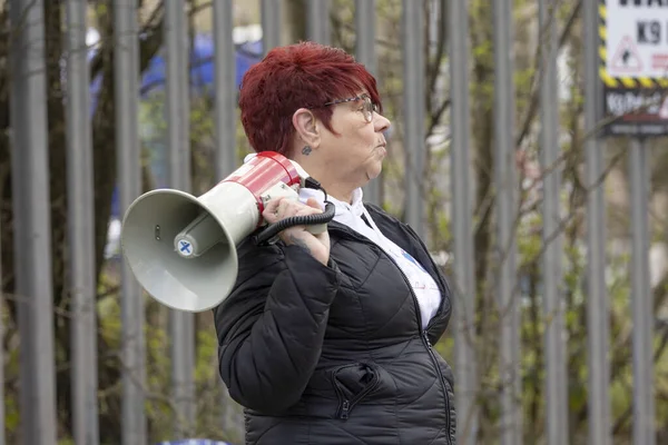  Walley taş ocağı atık sahasının dışında gösteri yapan protestocular Silverdale, Personel. Bölge, zehirli kokan hidrojen sülfür ile kaplandı. Bu da halkın sağlığını etkiliyor ve insanların evlerine giriyor. Bu yüzden 