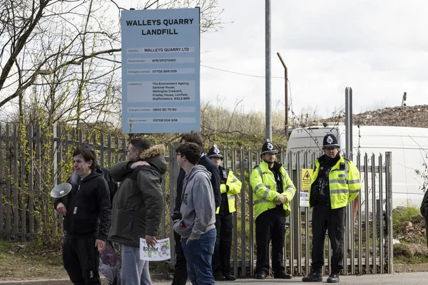  Walley taş ocağı atık sahasının dışında gösteri yapan protestocular Silverdale, Personel. Bölge, zehirli kokan hidrojen sülfür ile kaplandı. Bu da halkın sağlığını etkiliyor ve insanların evlerine giriyor. Bu yüzden 